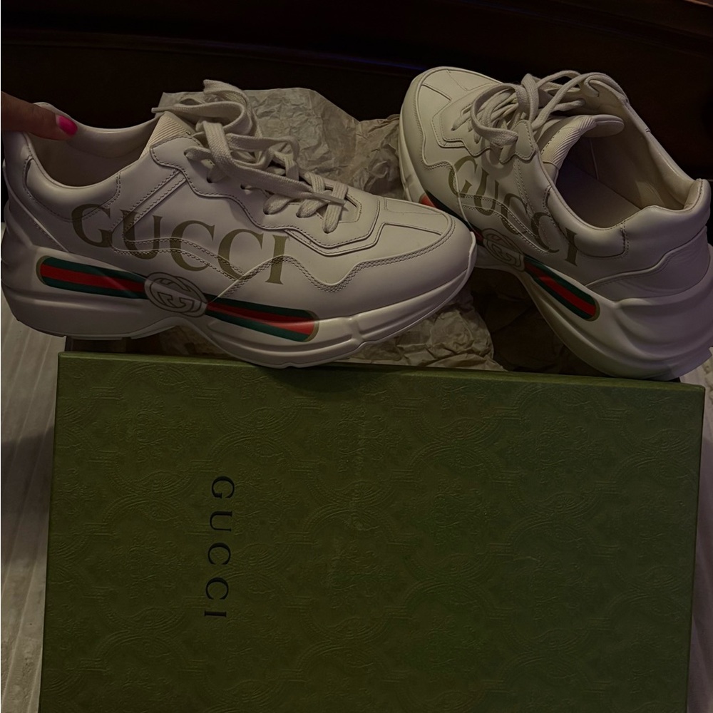 Gucci Woman’s size 10 Cream Sneakers with Green and Red Accents